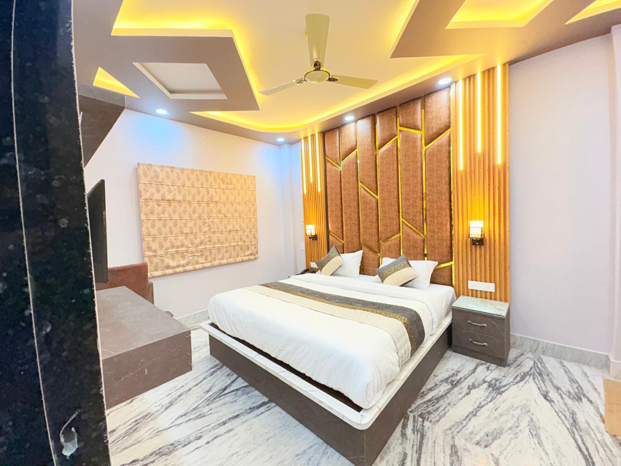 Hotel Stay near Ghats & Temples