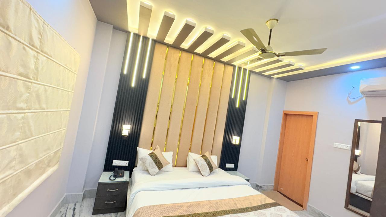 Hotel Stay near Ghats & Temples